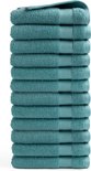 Une pile de douze serviettes bleu clair avec un motif détaillé sur les bords, sur fond blanc.