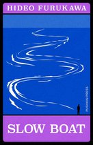 Boekcover voor 'Slow Boat' van Hideo Furukawa, met een blauwe achtergrond en een kronkelende witte lijn die een bootspoor voorstelt. Rechtsonder staat een klein silhouet.