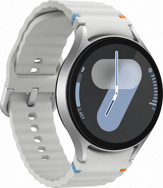 Zilverkleurige Samsung Galaxy Watch7 met witte band, schuin van voren gefotografeerd.