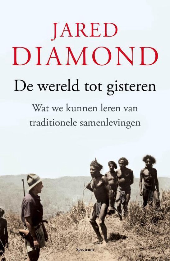 Boek "De wereld tot gisteren" van Jared Diamond. Een man met geweer kijkt naar een groep inheemse mannen in traditionele kleding.