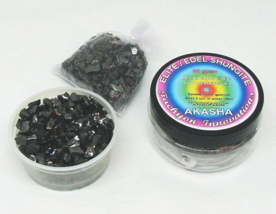 Een potje met shungiet brokken, een zakje met shungiet brokken en een pot met het label 'Elite Edel Shungite'.