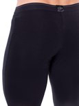 Detail van de achterkant van een zwarte thermobroek met logo.