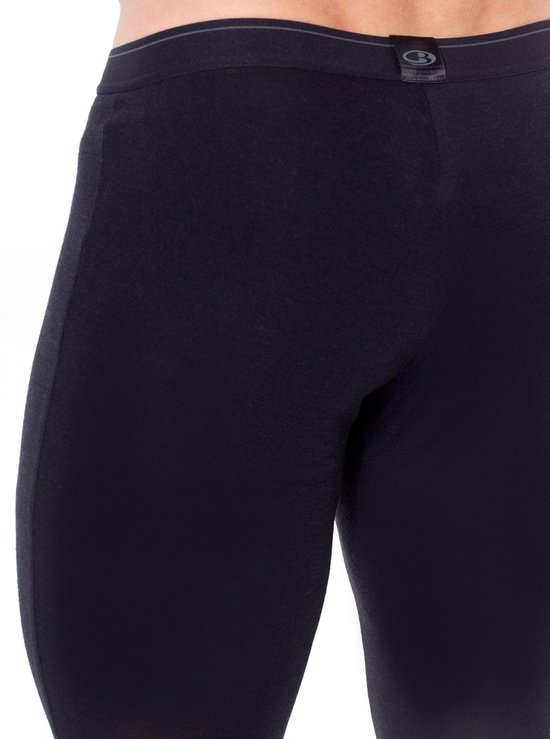 Detail van de achterkant van een zwarte thermobroek met logo.