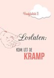 Hoofdstuk 3: "Loslaten: Kom uit de kramp." Illustratie van een hand en tekst. Lichtroze achtergrond.