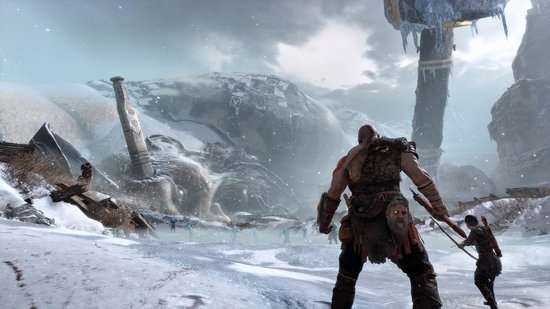 Kratos en Atreus in een besneeuwd landschap met enorme, bevroren structuren.