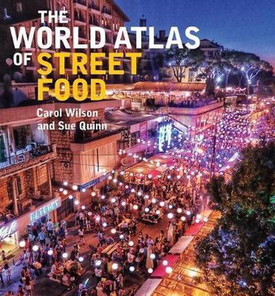 Boek 'The World Atlas of Street Food' door Carol Wilson en Sue Quinn. Een sfeervolle avondmarkt met veel lichtjes en eetkraampjes.