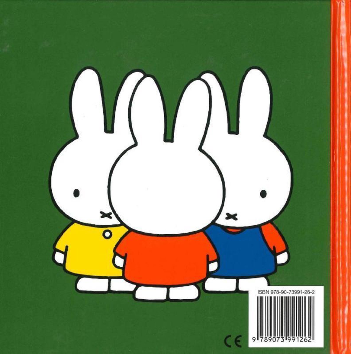 De achterkant van een Nijntje boek met drie konijntjes, één in een geel, één in een rood en één in een blauw jurkje. ISBN en CE-markering zichtbaar.