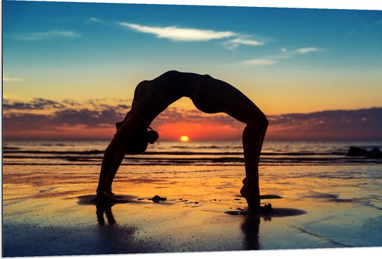 Dibond - Vrouw in Yoga Positie op het Strand bij Ondergaande Zon - 120x80 cm Foto op Aluminium (Met Ophangsysteem)