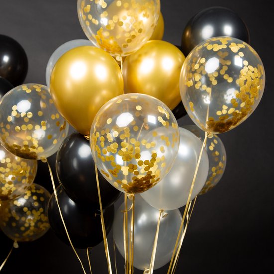 Close-up van een boeket ballonnen in goud, zilver en zwart, met ballonnen met gouden confetti.