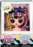 LOL Surprise Tweens stylinghoofd met lang, paars, geel en roze haar in knotjes, donkere huid, grote ogen en roze top.