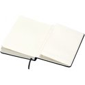 Open zwart notitieboek met leeslint en opbergvak.