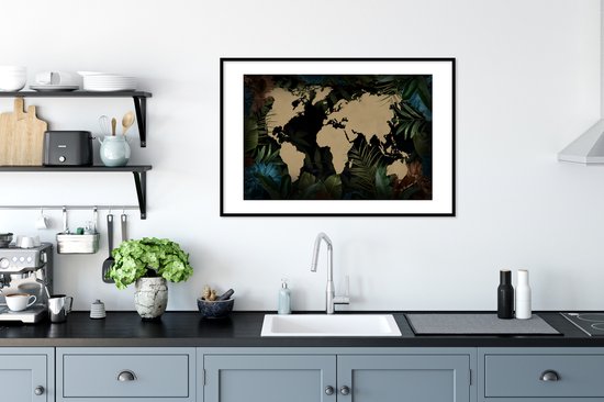 Carte du monde couleur sable sur fond noir décorée de fleurs et feuilles 90x60 cm