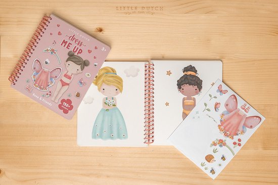 Twee Little Dutch aankleedboeken. Eén gesloten roze boek met 'Dress me up' en aan de binnenzijde een openstaand boek met twee meisjes.