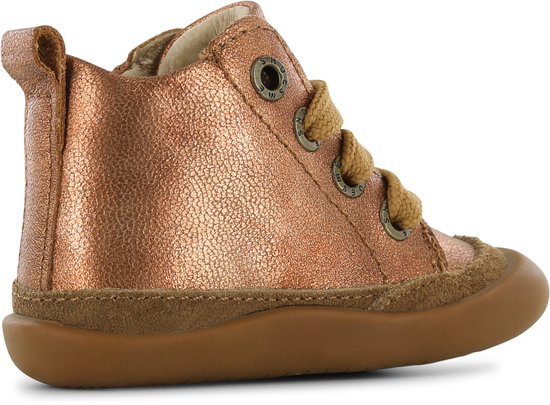 Zijaanzicht van een bronzen, glinsterende Shoesme bootie met veters en bruine zool.