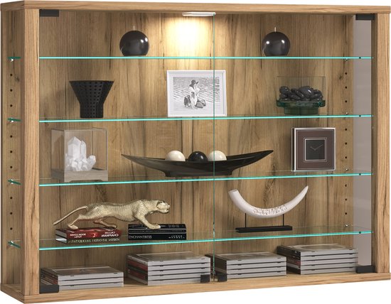 Houten vitrinekast met glazen deuren en planken, ingericht met decoraties en boeken.