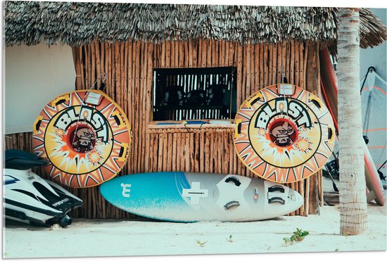 Acrylglas - Surfplank en Zwembanden bij Rieten Hutje op het Strand - 90x60 cm Foto op Acrylglas (Wanddecoratie op Acrylaat)
