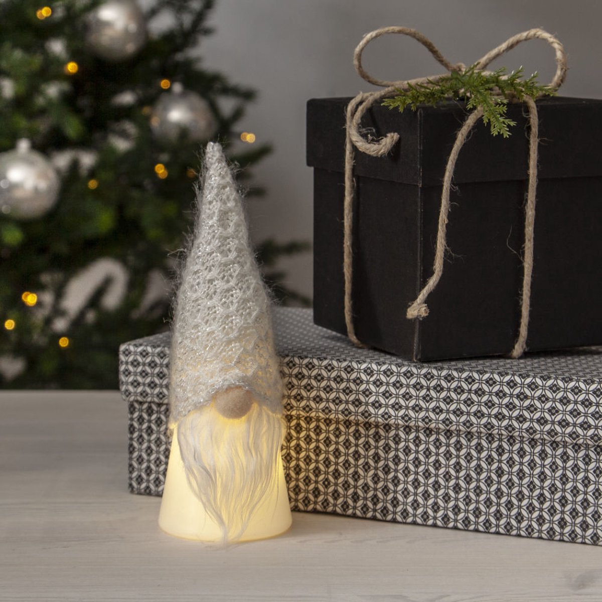 Star Trading Joylight kerstkabouter lichtgrijs - kunststof / textiel - D 6.5 cm - H 18 cm - op batterijen