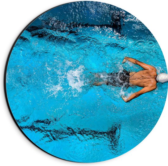 Dibond Muurcirkel - Bovenaanzicht van Zwemmer met Badmuts - 20x20 cm Foto op Aluminium Muurcirkel (met ophangsysteem)