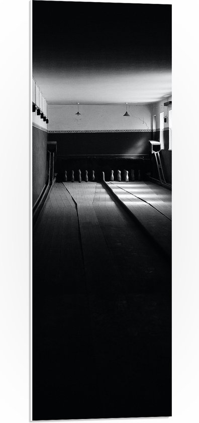 PVC Schuimplaat - Bowlingbaan in het Donker (Zwart-wit) - 30x90 cm Foto op PVC Schuimplaat (Met Ophangsysteem)