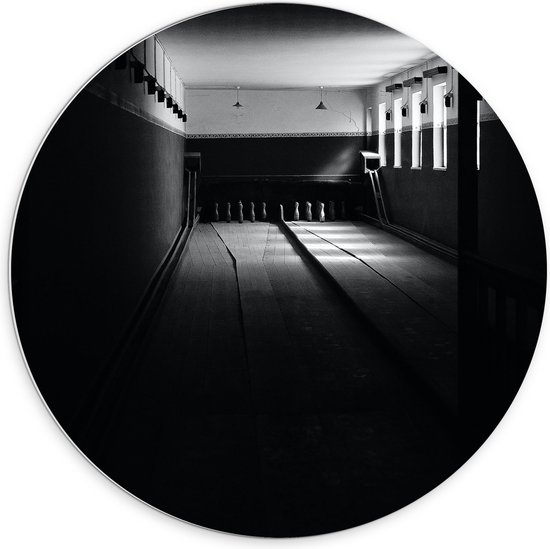 PVC Schuimplaat Muurcirkel - Bowlingbaan in het Donker (Zwart-wit) - 70x70 cm Foto op Muurcirkel (met ophangsysteem)