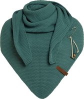 Knit Factory Coco Gebreide Omslagdoek - Driehoek Sjaal Dames - Dames sjaal - Wintersjaal - Stola - Wollen sjaal - Groene sjaal - Laurel - 190x85 cm - Inclusief sierspeld