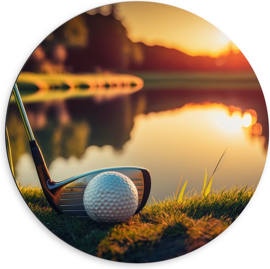 Dibond Muurcirkel - Golf - Golfbal - Golfclub - Zonsondergang - Gras - Water - 60x60 cm Foto op Aluminium Muurcirkel (met ophangsysteem)