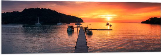 Acrylglas - Pier - Zonsondergang - Zee - Berg - Bomen - Boten - 120x40 cm Foto op Acrylglas (Met Ophangsysteem)