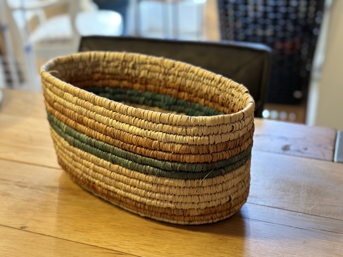 TofvoorThuis - Ovale handgemaakte mand van palmblad met kleuraccenten