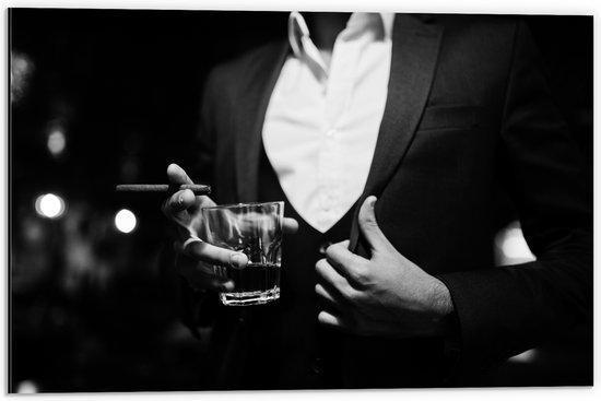 Dibond - Man - Glas - Drinken - Alcohol - Sigaar - Zwart - Wit - 60x40 cm Foto op Aluminium (Met Ophangsysteem)