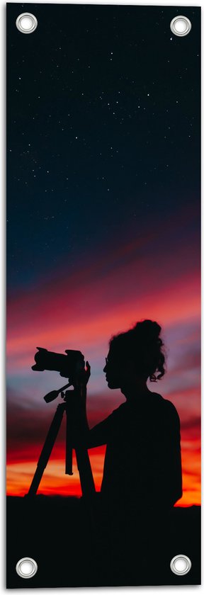Tuinposter – Silhouet van Vrouw achter Camera bij Zonsondergang - 20x60 cm Foto op Tuinposter (wanddecoratie voor buiten en binnen)