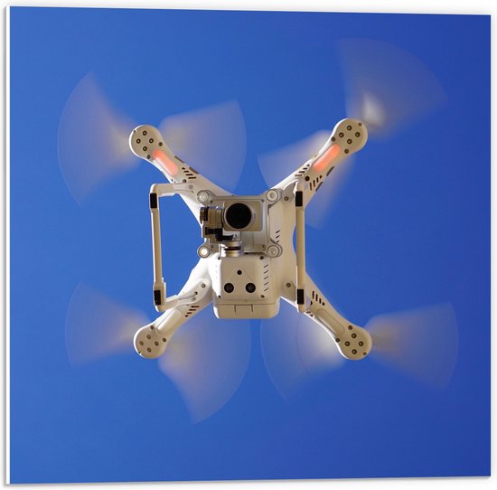 PVC Schuimplaat - Onderaanzicht van Vliegende Drone onder Blauwe Lucht - 50x50 cm Foto op PVC Schuimplaat (Met Ophangsysteem)