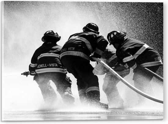 Acrylglas - Brandweermannen in Actie met Brandweerslang (Zwart-wit) - 40x30 cm Foto op Acrylglas (Met Ophangsysteem)