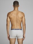 Man van achteren gezien met grijze Jack & Jones boxershort met donkerblauwe logo-elastische band.