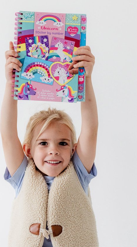 Une fille tenant un livre d'autocollants licorne, avec des arcs-en-ciel et des licornes. Titre : 'Licorne Autocollant par Numéro'.
