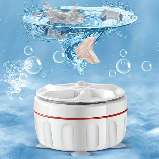 Witte mini-wasmachine met rode rand, die kleding in een draaikolk wast.