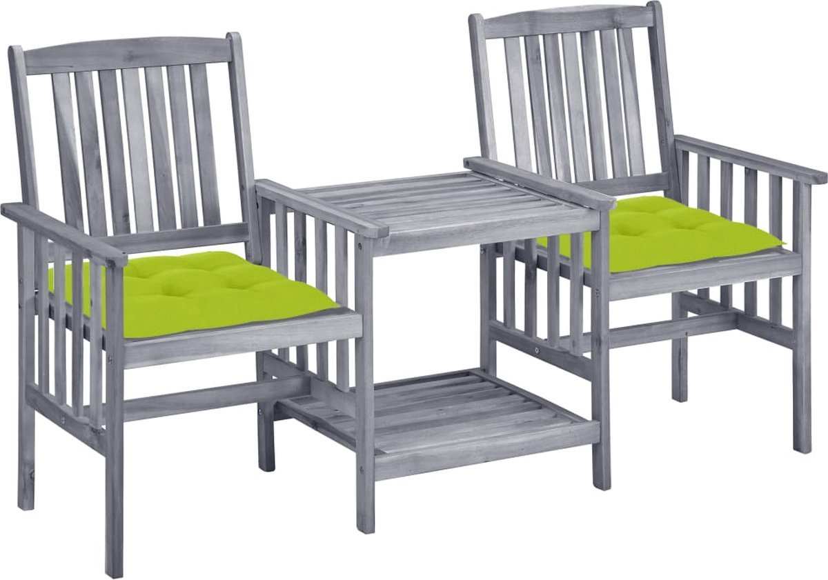 Tuinstoelen en tafeltje van massief acaciahout met kussens en lounge set.