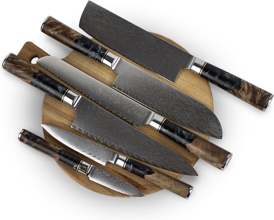 Een set van zes Japanse messen met damastpatroon en handvatten van hout en donkere epoxy, gerangschikt op een houten snijplank.