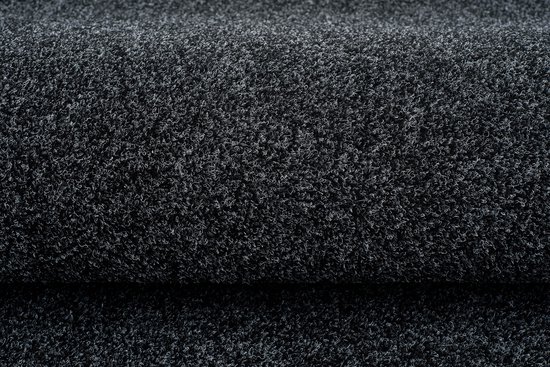 Détail d'un tapis gris foncé chiné avec une structure en boucle