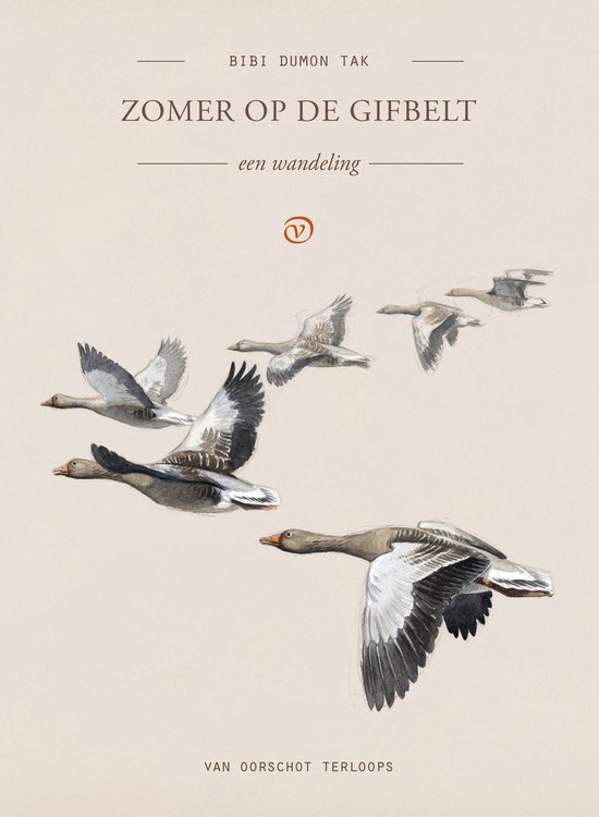 Boekomslag met vliegende ganzen en de titel 'Zomer op de gifbelt' van Bibi Dumon Tak tegen een beige achtergrond.