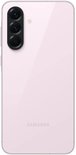 Achterzijde van een roze smartphone met drie cameralenzen en het woord Samsung onderaan.