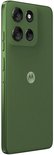 Achterkant van de groene Motorola smartphone met het Motorola-logo en een camerablok in dezelfde kleur.
