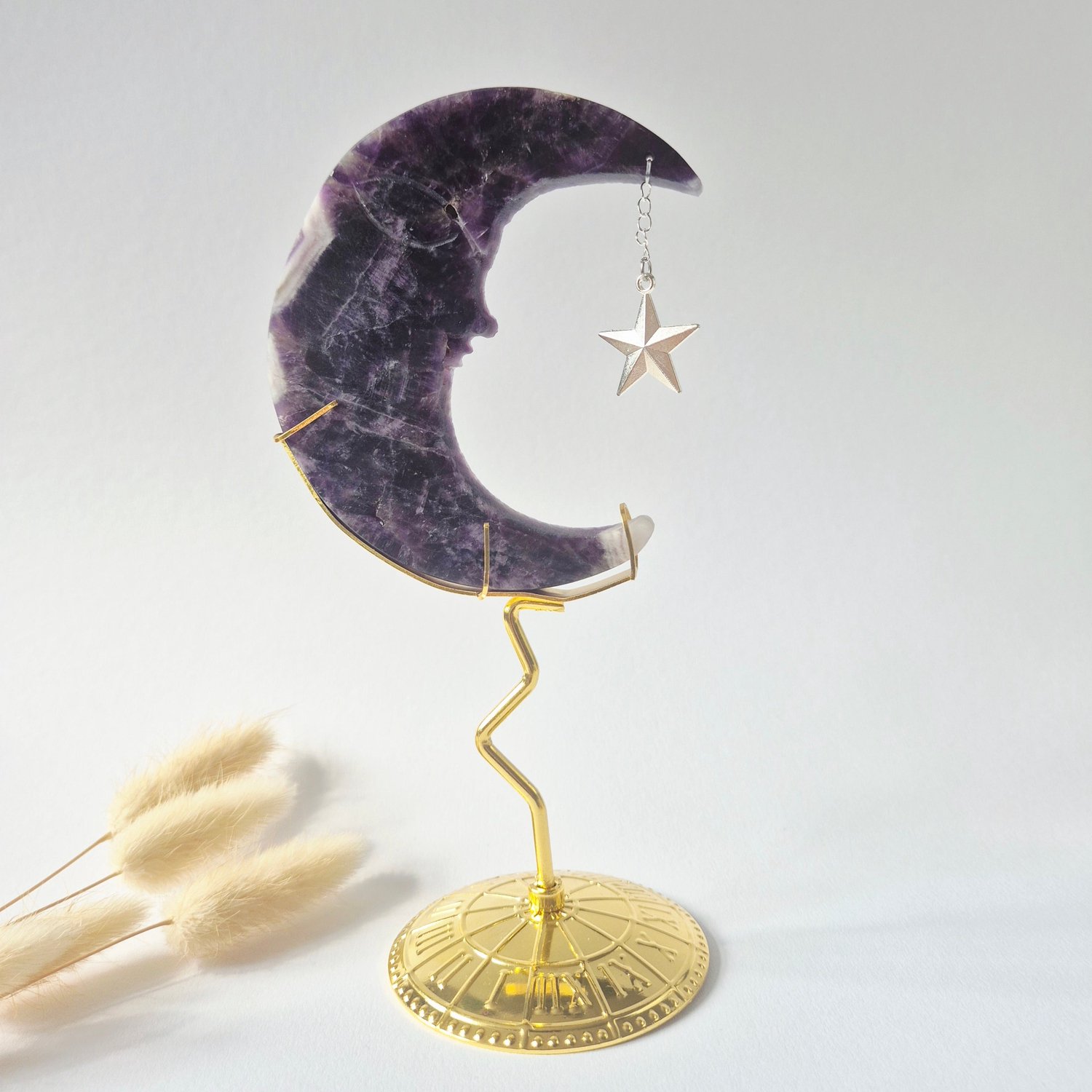 Moonlight Gemstones Dream Amethist Maan op Goudkleurige Standaard – 10cm #26 - Edelsteen Gezicht Gravure Spiritueel Interieur Meerkleurig