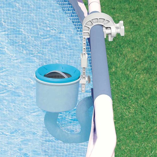 Intex Deluxe oppervlakte skimmer met blauwe en grijze details, gemonteerd aan de rand van een zwembad.