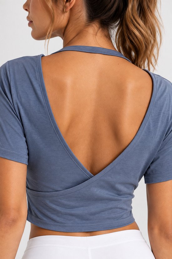 Blauwe sporttop met korte mouwen en een open, gekruiste ruguitsnijding.