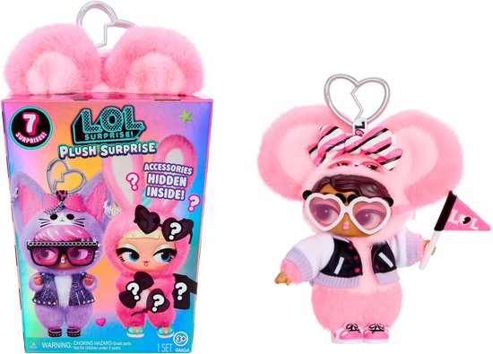 LOL Surprise Plush Surprise verpakking naast een pop in een roze pluche outfit met hartvormige bril en vlag.