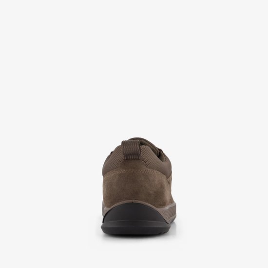 Achterkant van een bruine suède herensneaker met een donkerbruine rubberen zool.