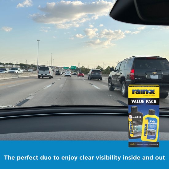 Gezichtspunt vanuit een auto op de snelweg, met de Rain-X waarde verpakking op het dashboard.