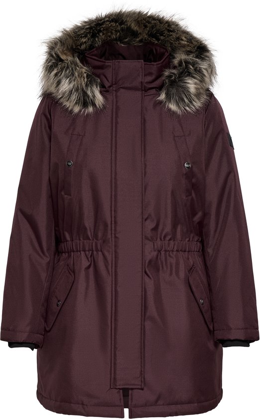 Bordeauxrode parka jas met bontkraag en ceintuur in de taille, op de voorkant gedetailleerd.