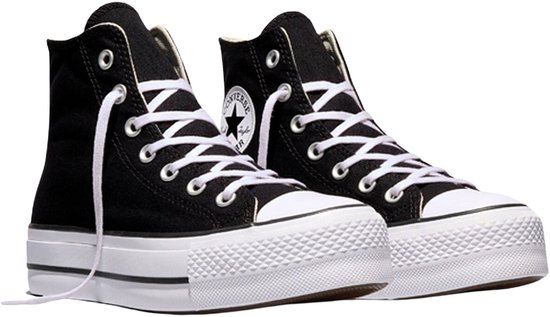 Paar zwarte Converse Chuck Taylor All Star Lift sneakers met dikke witte zolen en witte veters.