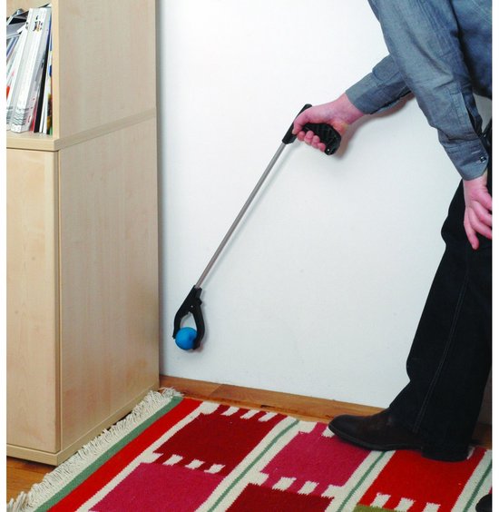 Man pakt een blauwe bal met een grijper met zwarte en gele grijppunten.
